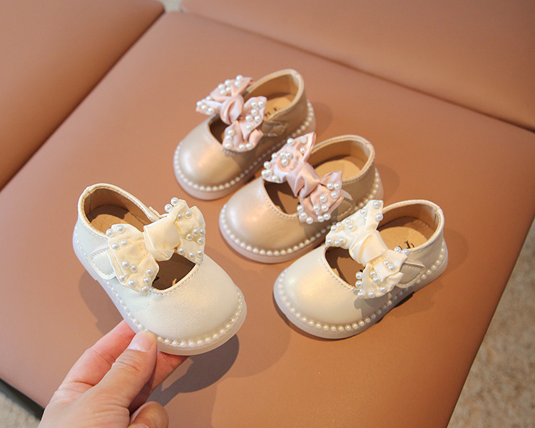 Children's shoe with bow and pearls