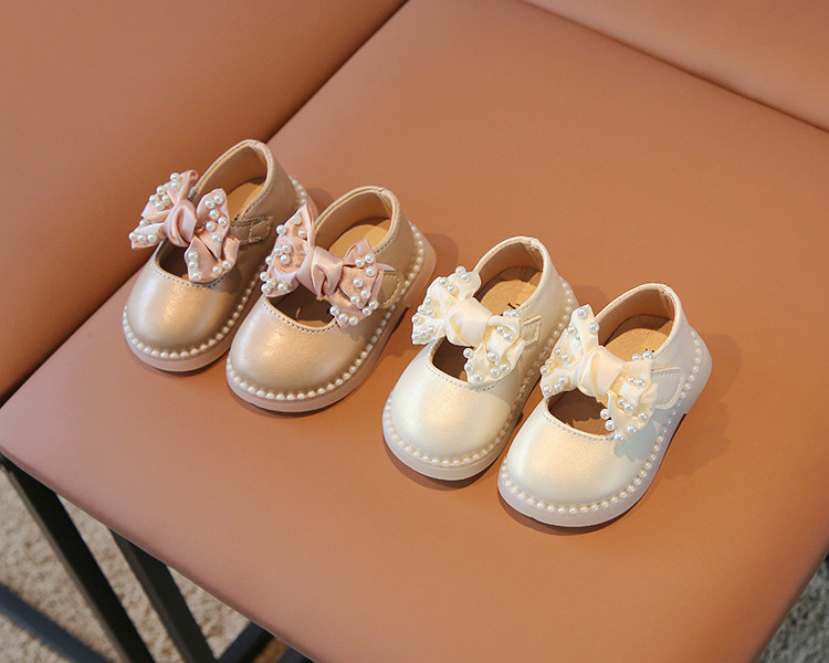 Children's shoe with bow and pearls