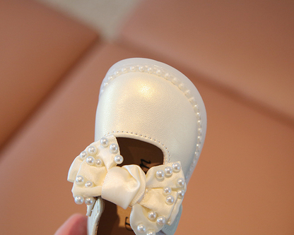 Children's shoe with bow and pearls