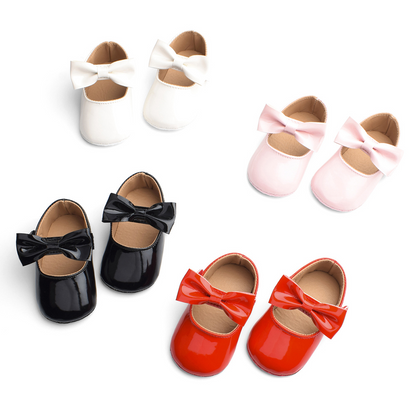 Baby shoes with lace-up