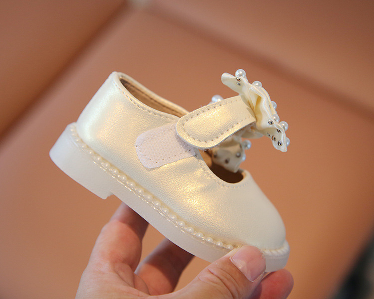 Children's shoe with bow and pearls