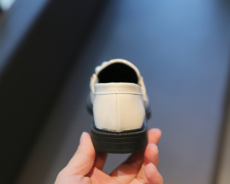 Children's loafers varnished with pearls