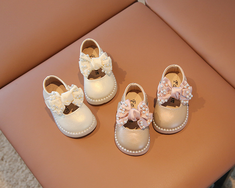 Children's shoe with bow and pearls