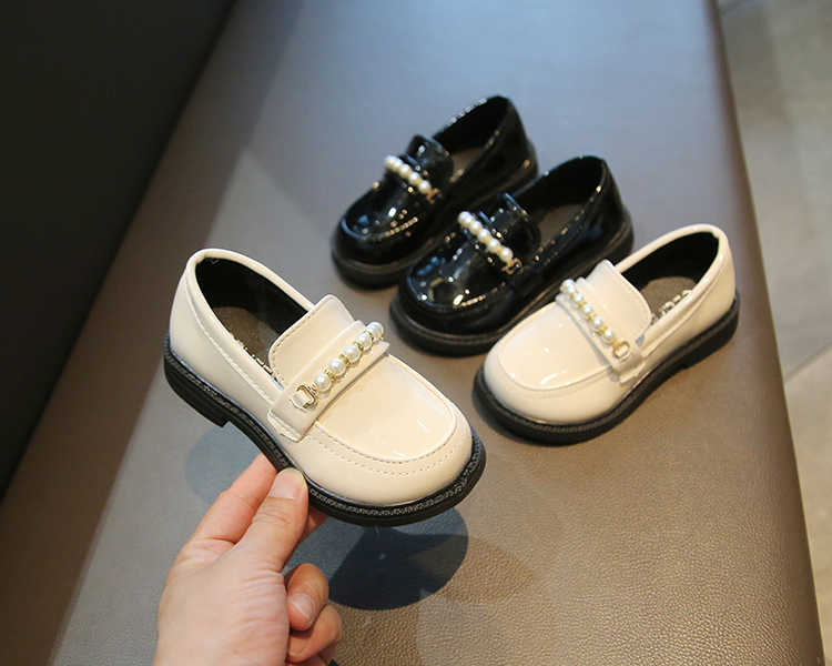 Children's loafers varnished with pearls