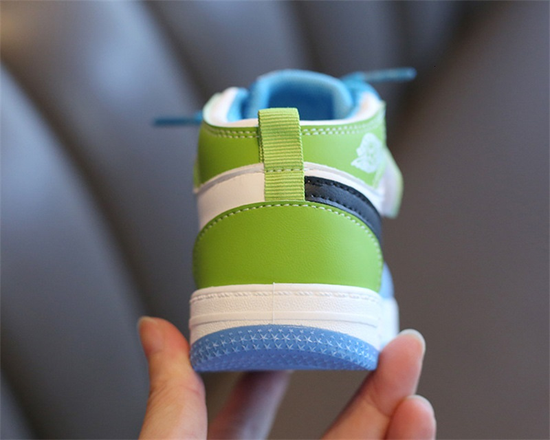 Children's  colored sneakers TOY