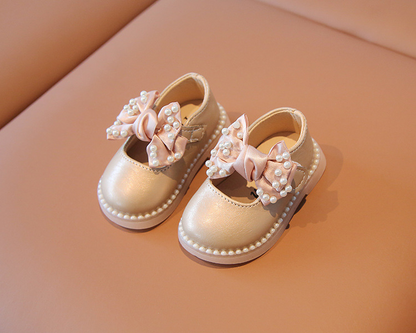 Children's shoe with bow and pearls