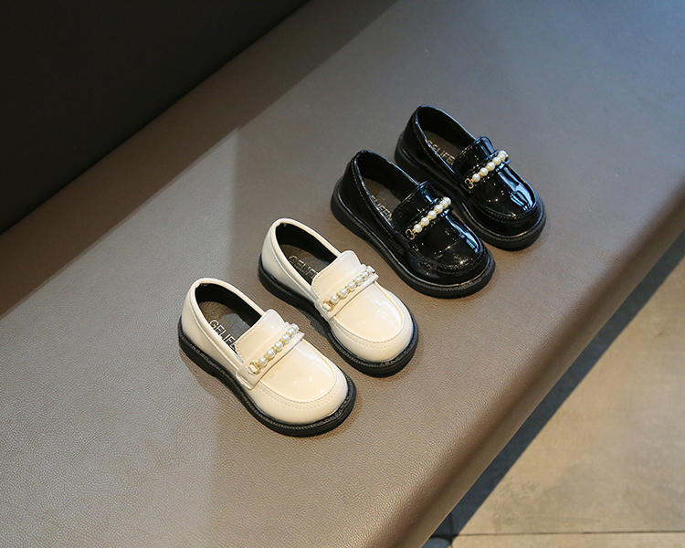 Children's loafers varnished with pearls