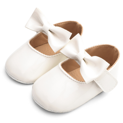 Baby shoes with lace-up