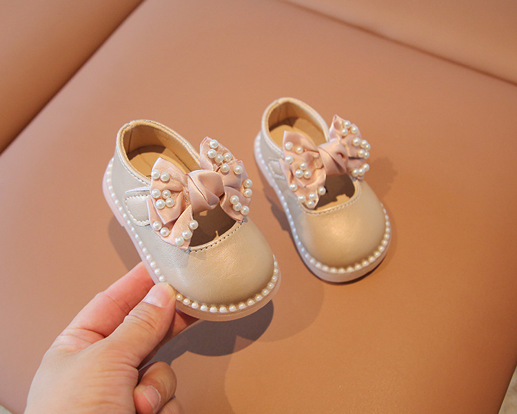 Children's shoe with bow and pearls