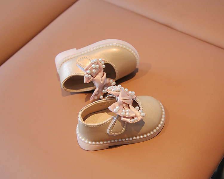 Children's shoe with bow and pearls