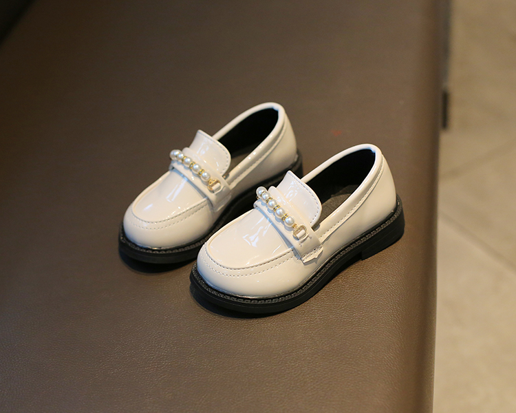 Children's loafers varnished with pearls