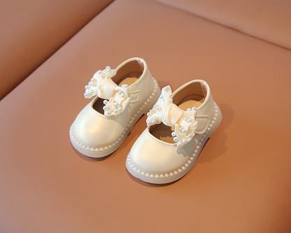 Children's shoe with bow and pearls