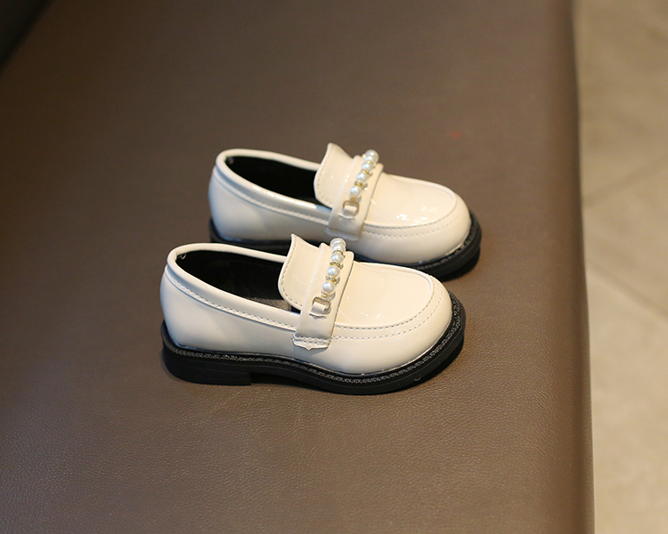 Children's loafers varnished with pearls