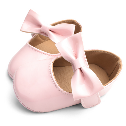 Baby shoes with lace-up