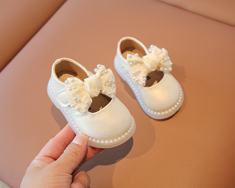 Children's shoe with bow and pearls