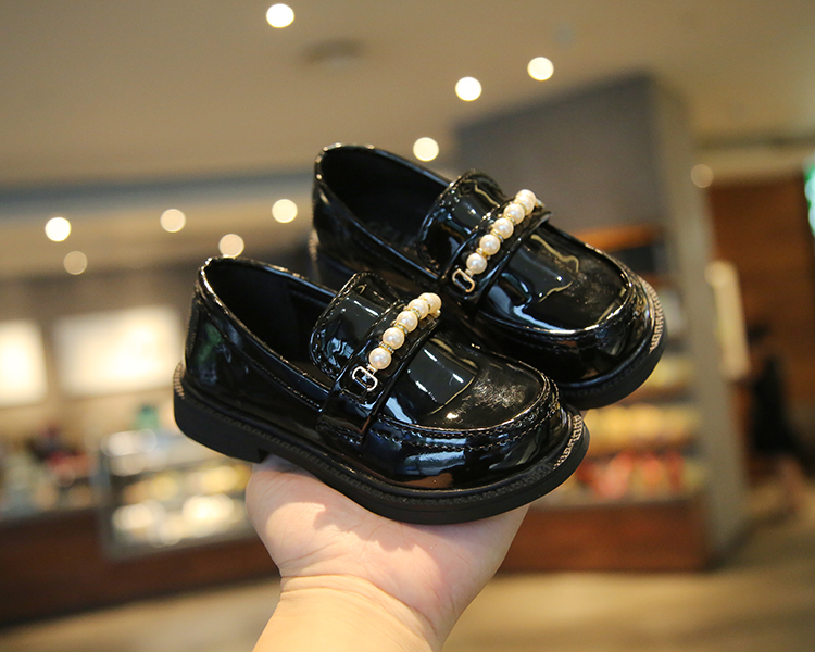 Children's loafers varnished with pearls