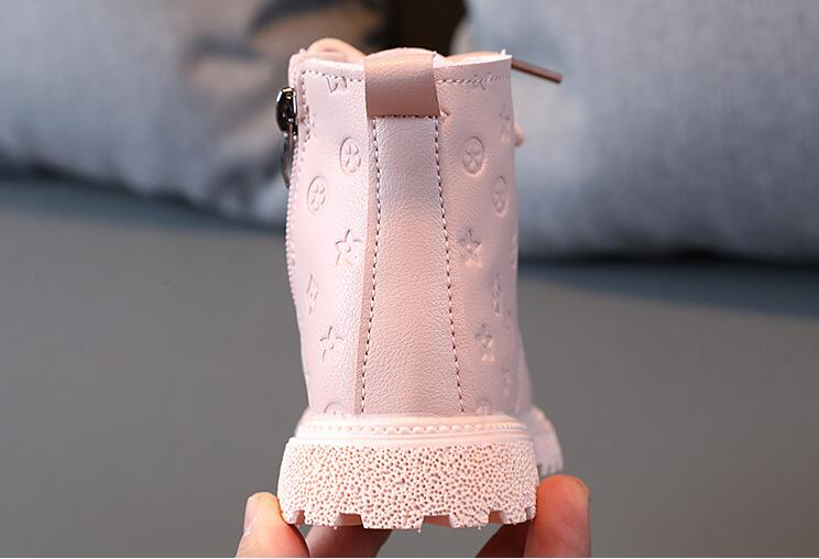 Children's boot with lace-up