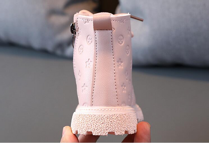 Children's boot with lace-up