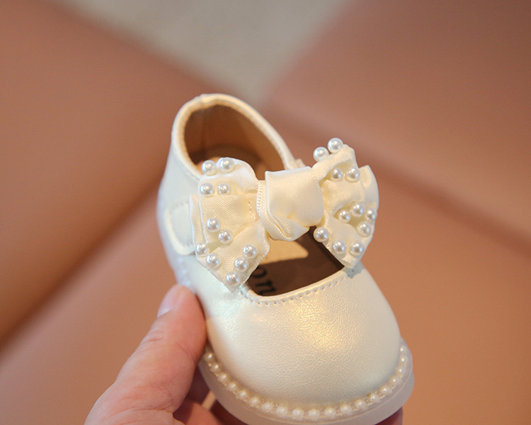 Children's shoe with bow and pearls