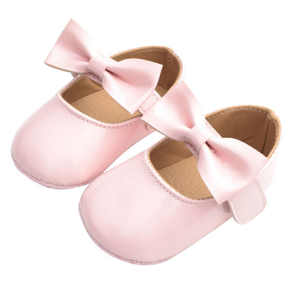 Baby shoes with lace-up