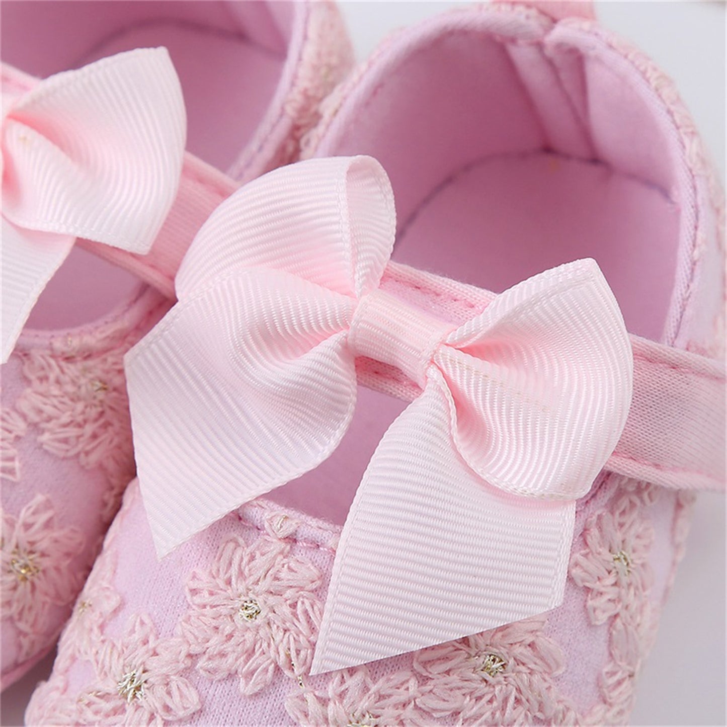 Children's shoes embroidered with bow