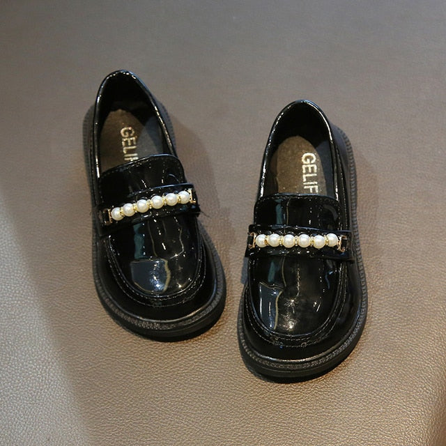 Children's loafers varnished with pearls