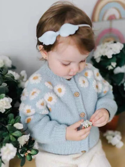 Children's sweater with daisies