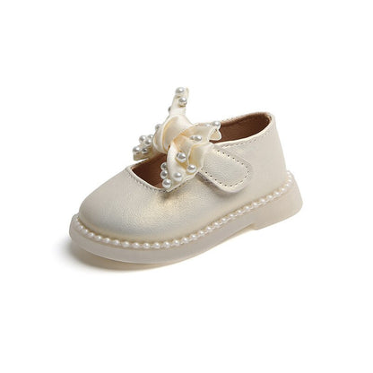 Children's shoe with bow and pearls