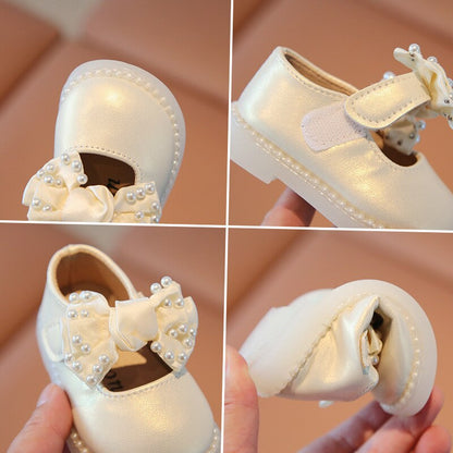 Children's shoe with bow and pearls