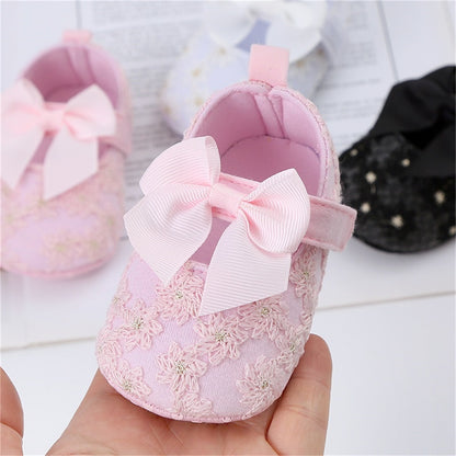 Children's shoes embroidered with bow