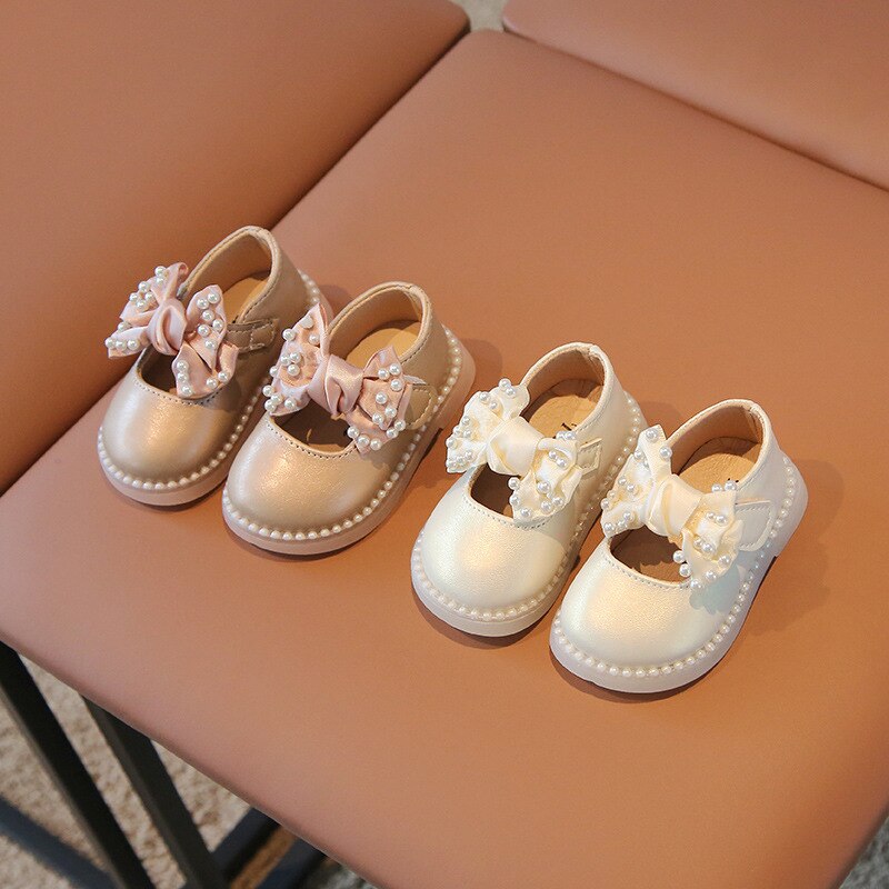 Children's shoe with bow and pearls