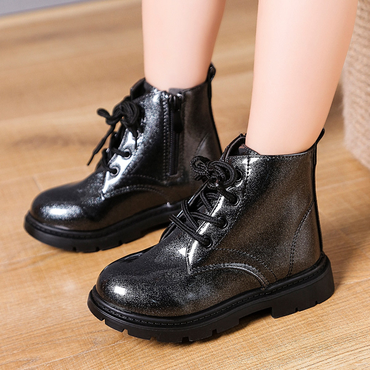 Children's varnish and lace-up boot