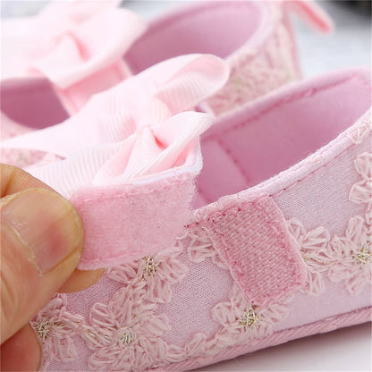 Children's shoes embroidered with bow