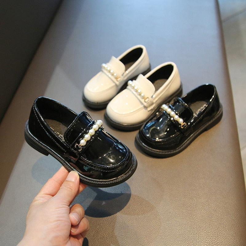 Children's loafers varnished with pearls