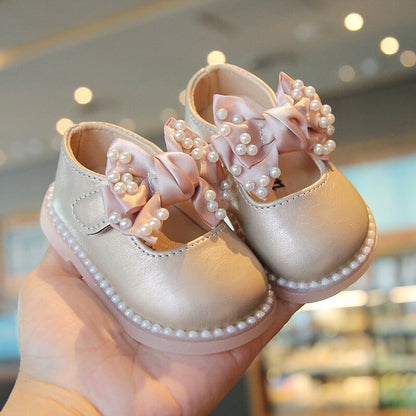 Children's shoe with bow and pearls