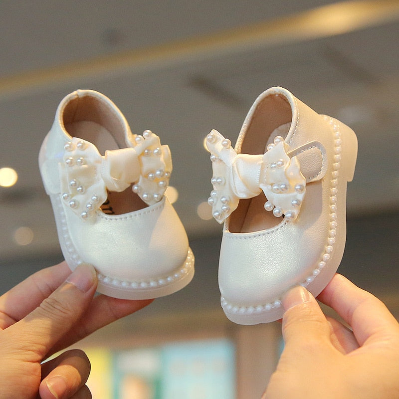 Children's shoe with bow and pearls