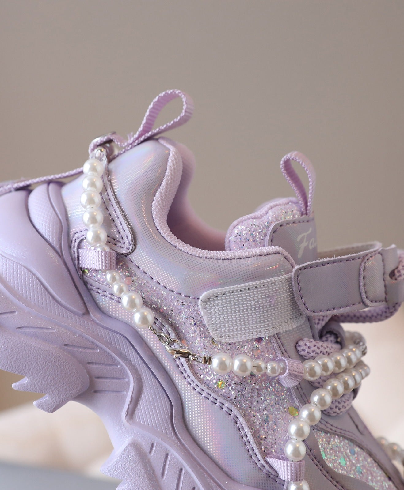 Children's sneakers with glitter and pearls