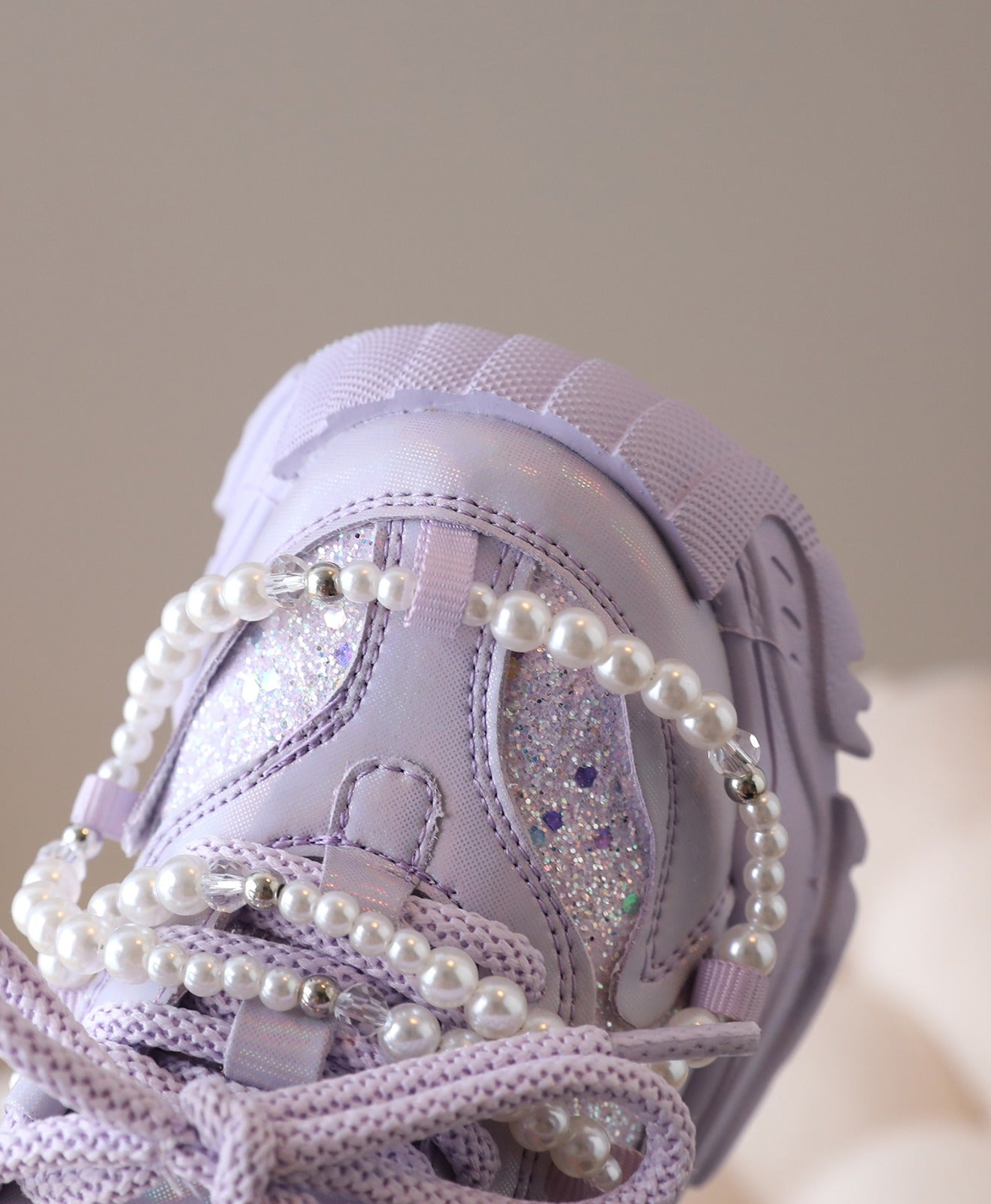 Children's sneakers with glitter and pearls