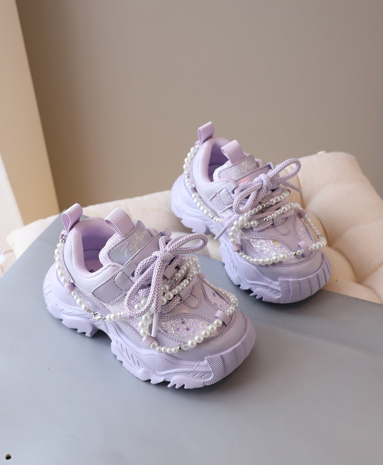 Children's sneakers with glitter and pearls