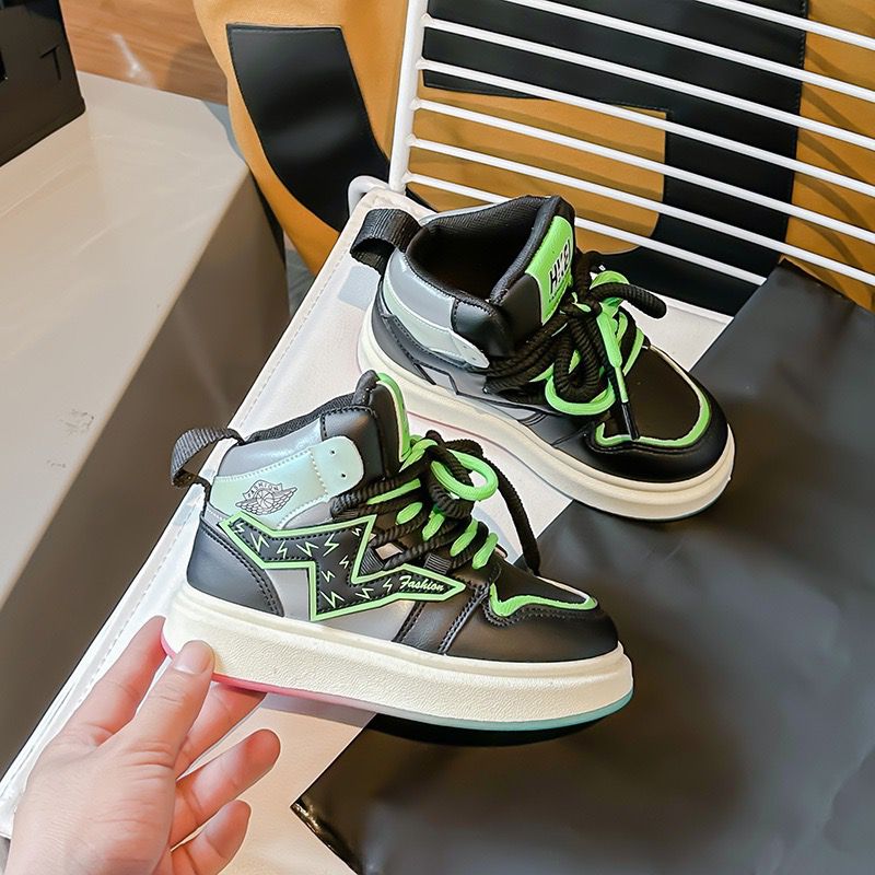 Children's boot-style sneakers with laces