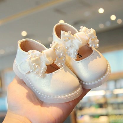 Children's shoe with bow and pearls