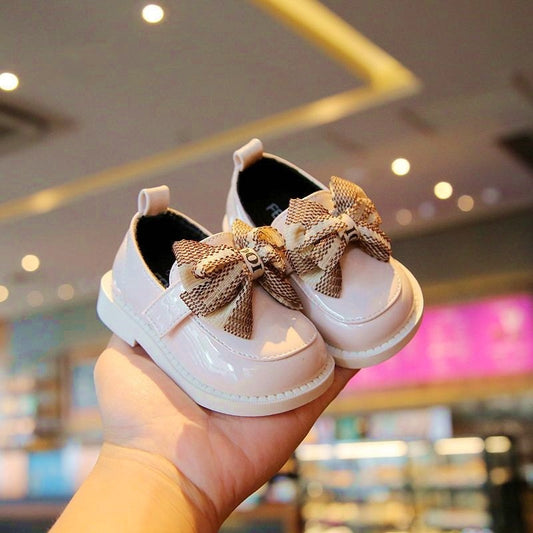 Modern Children's shoe with bow